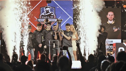 Splyces Halo-Team mit dem Pokal der Halo-Weltmeisterschaft 2018 - Bild: Turtle Beach Corporation