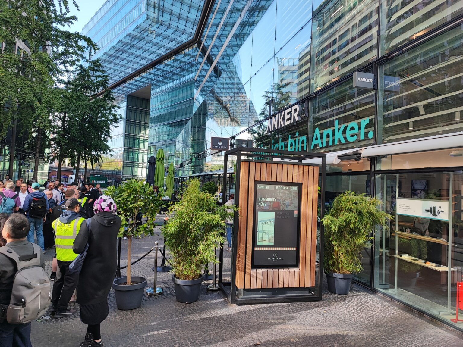 Anker-Schriftzug über dem neuen Berliner Store und wartende Besucher vor dem Eingang