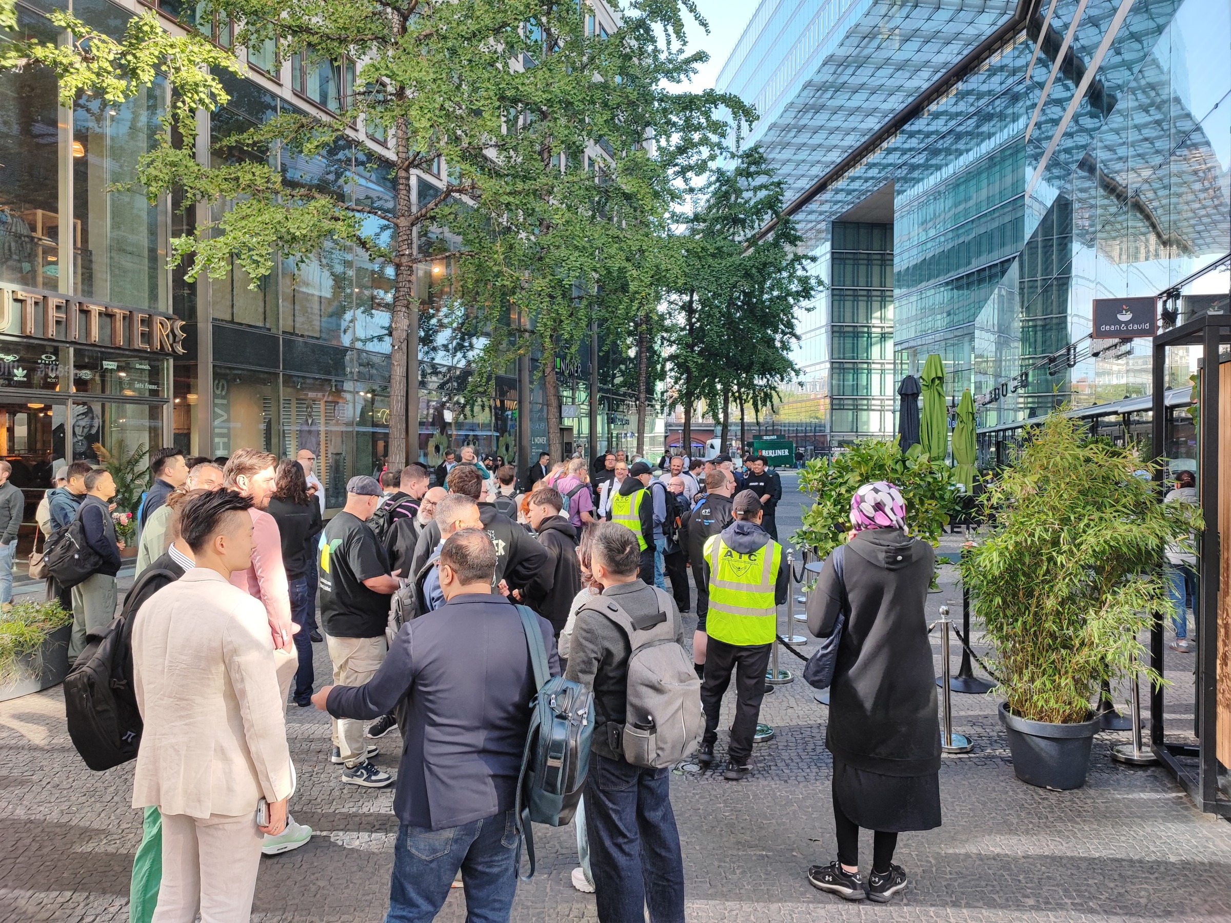 Zahlreiche Besucher warten vor dem Anker-Store am Berliner Kurfürstendamm