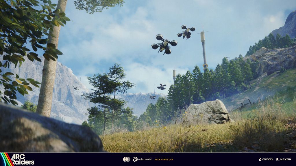 Fliegende ARC-Maschinen über einem bewaldeten Bergtal in ARC Raiders