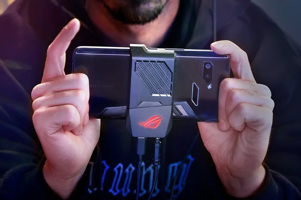 ASUS ROG Phone mit AeroActive Cooler - Bild: ROG ASUS