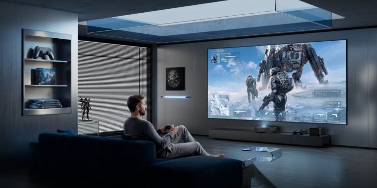 Spieler nutzt den Ultra-Kurzdistanzprojektor AWOL LuxVision in einem großen Gaming-Zimmer