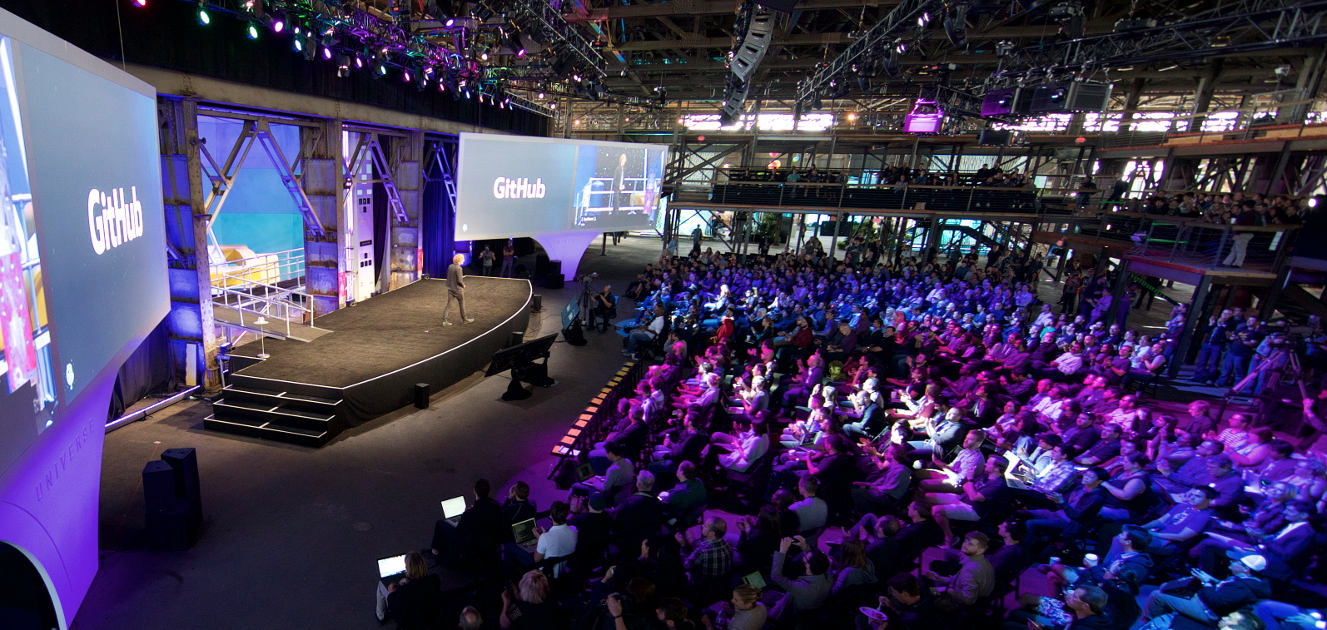 Bühne und Publikum der GitHub Universe 2016 in San Francisco - Bild: GitHub
