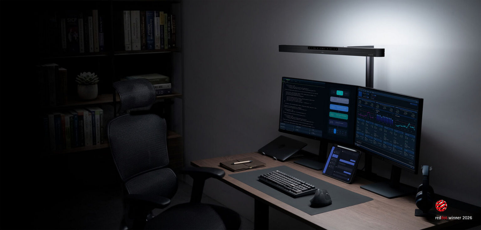 BenQ ScreenBar Max über zwei Monitoren an einem Schreibtisch mit Tastatur und Tablet