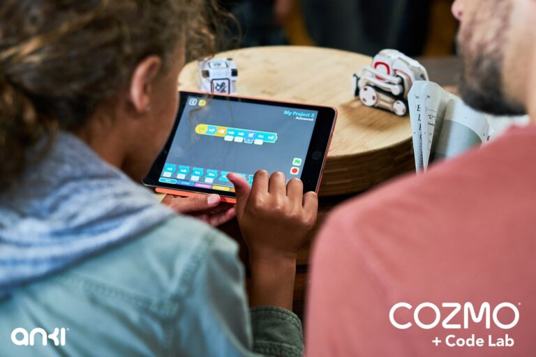 Anki Cozmo neben der Code-Lab-App - Bild: Google Blog