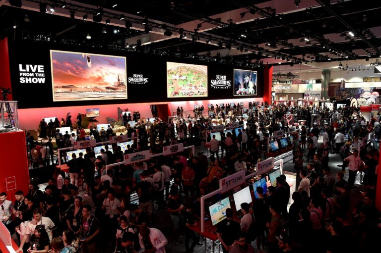 Besucher warten bei der E3 2018 vor Nintendo-Ständen - Bild: Entertainment Software Association via PR Newswire