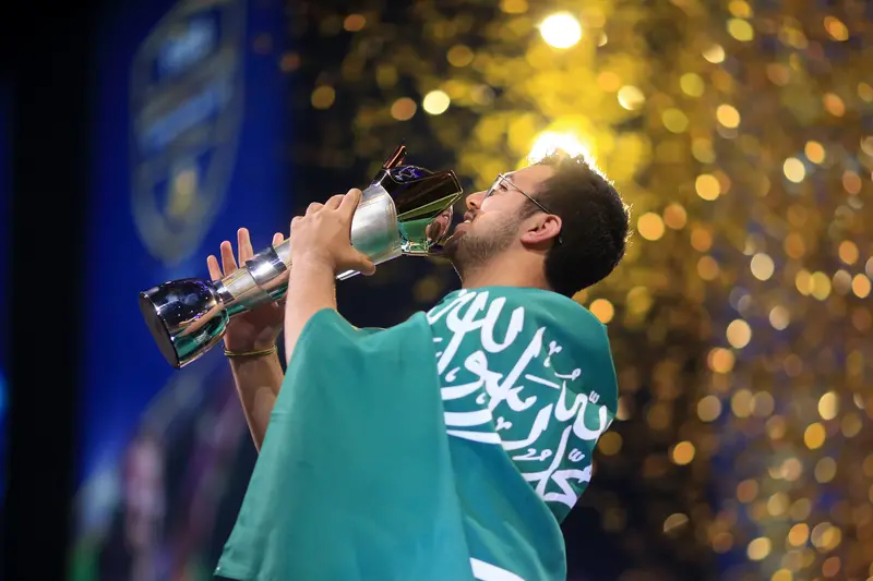 Mosaad Aldossary hebt den FIFA eWorld Cup 2018 in die Höhe - Bild: FIFA