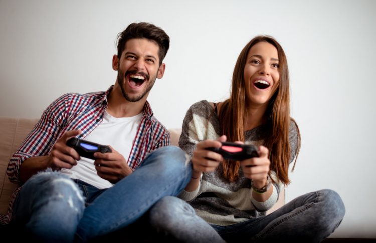 Personen spielen Videospiele auf verschiedenen Geräten - Bild: game