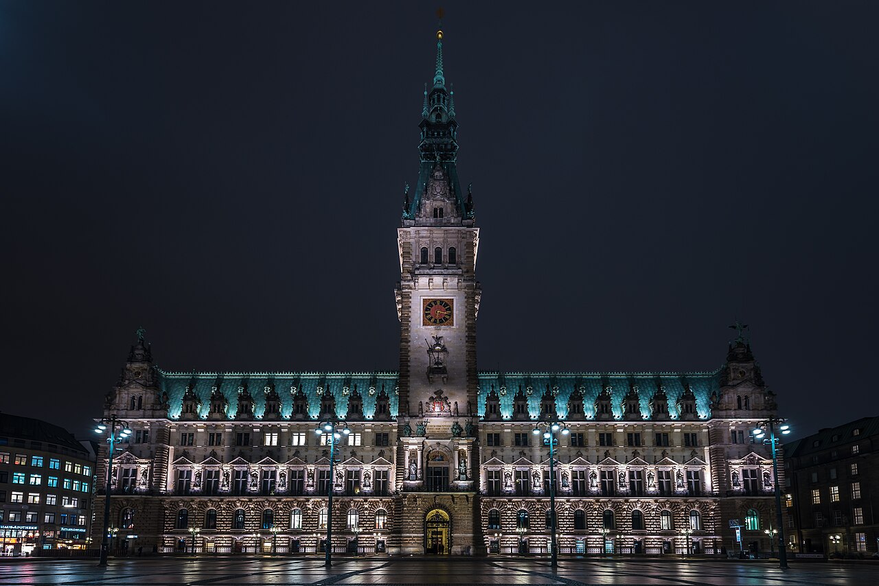 Beleuchtetes Hamburger Rathaus bei Nacht