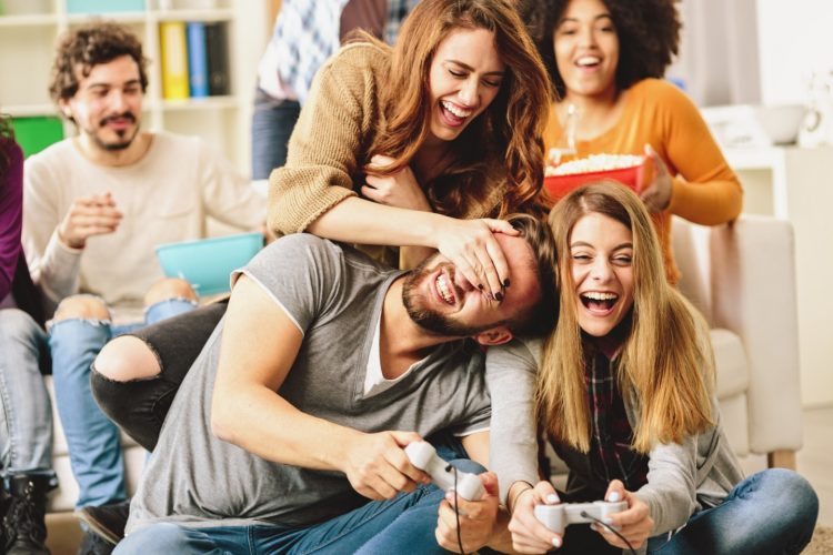 Freunde spielen gemeinsam Videospiele - Bild: game