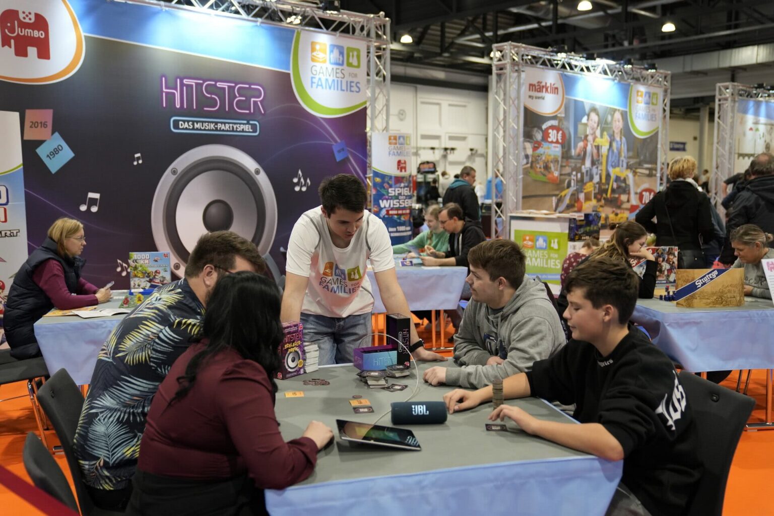 Games for Families mit Spielstationen auf einer Publikumsmesse - Bild: Planetlan