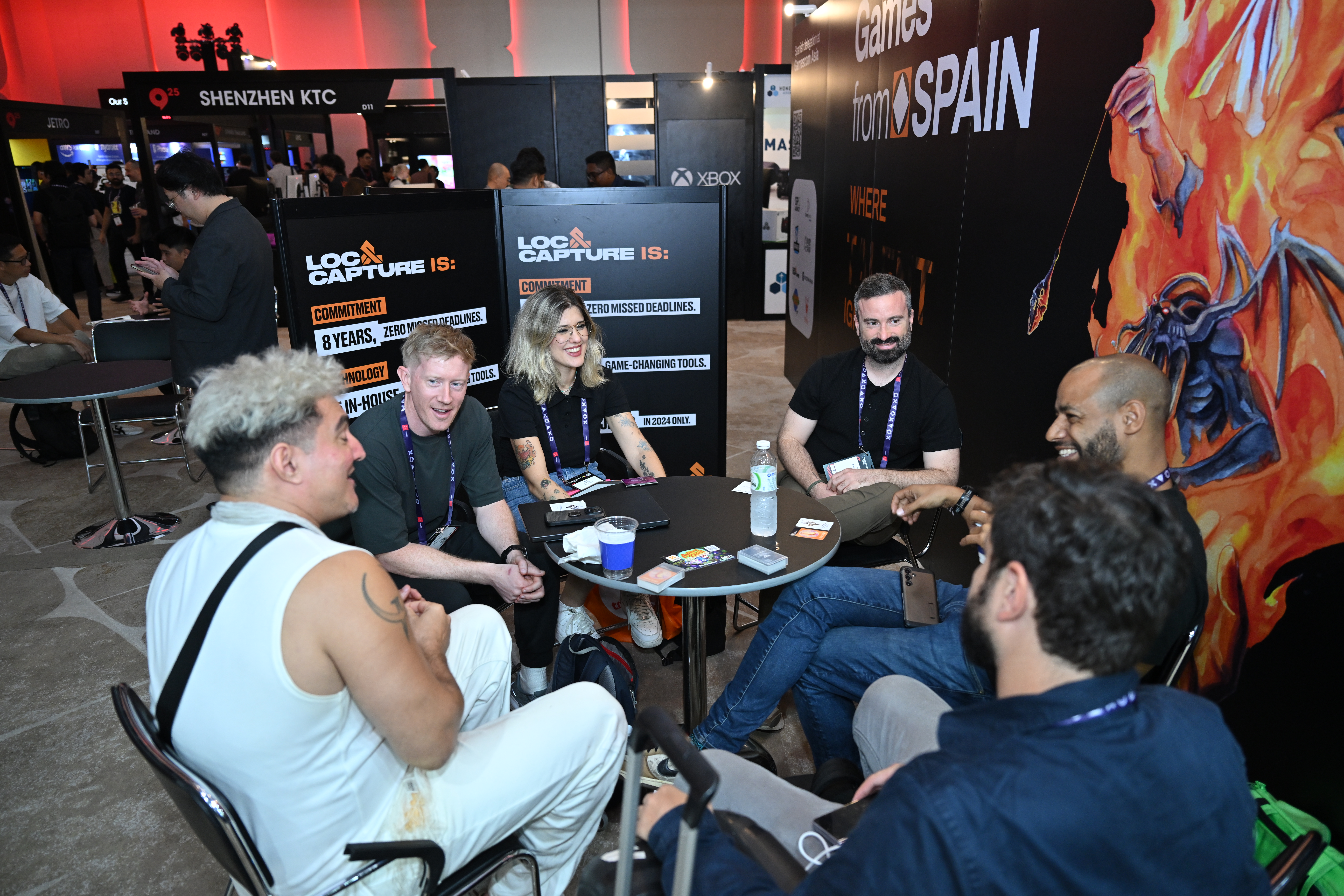 Gespräche am Ausstellerstand im Pressematerial der gamescom asia - Bild: gamescom asia / Koelnmesse