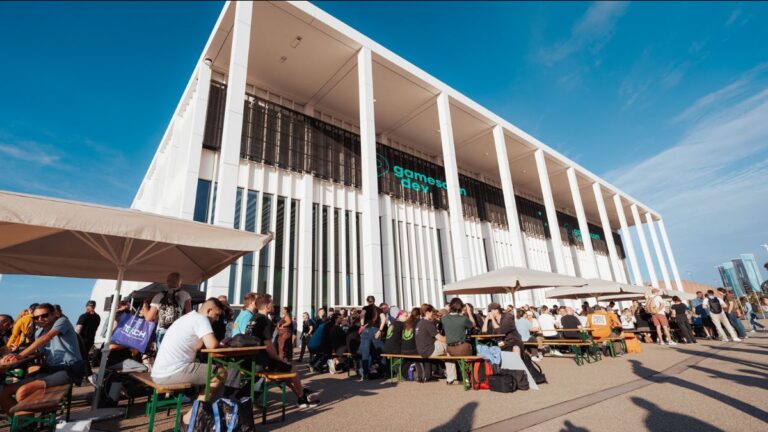Außenansicht des gamescom dev 2026 Veranstaltungsgebäudes mit Teilnehmenden