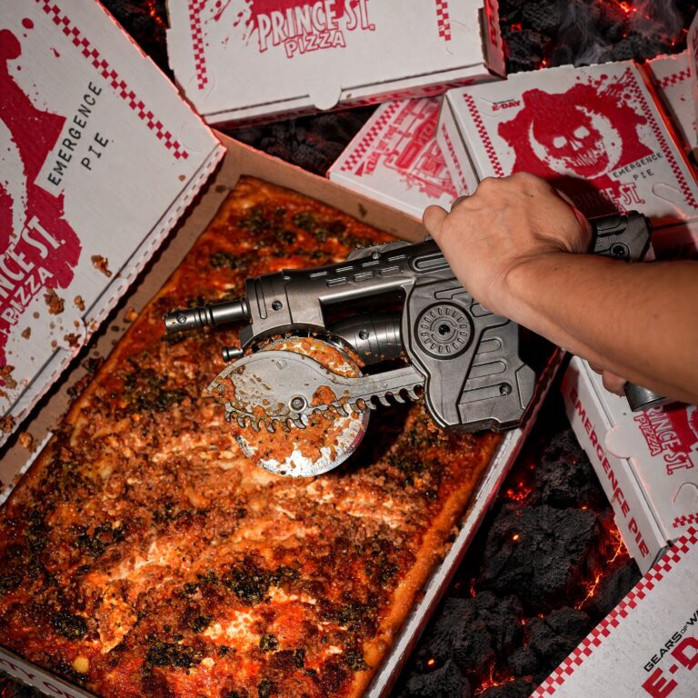 Prototype-Lancer-Pizzaschneider und Emergence-Pie-Verpackung der Gears-of-War-Kooperation - Bild: Prince St. Pizza / Xbox