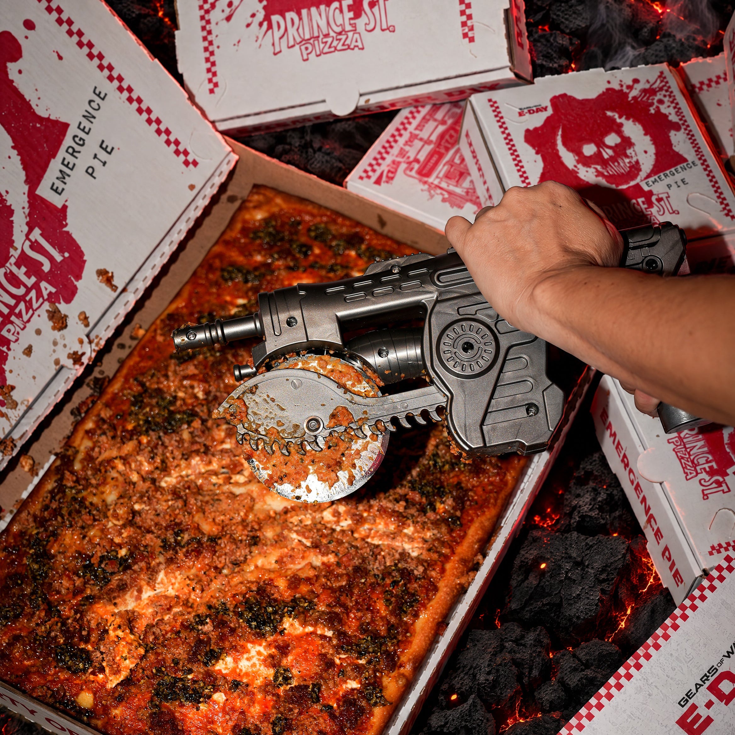 Gears of War: Prince St. Pizza startet E-Day-Kooperation Prototype-Lancer-Pizzaschneider und Emergence-Pie-Verpackung der Gears-of-War-Kooperation - Bild: Prince St. Pizza / Xbox