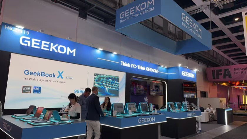 GEEKOM-Messestand mit ausgestellten Notebooks auf der IFA