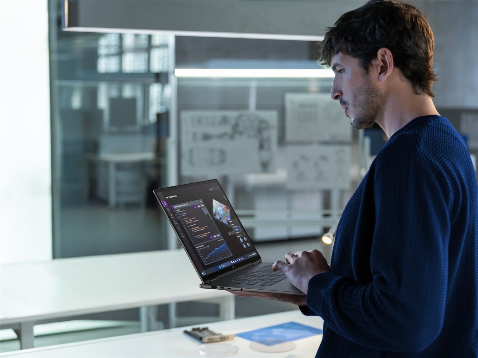 Person arbeitet stehend am HP OmniBook Ultra 16 mit geöffneten Entwicklungswerkzeugen