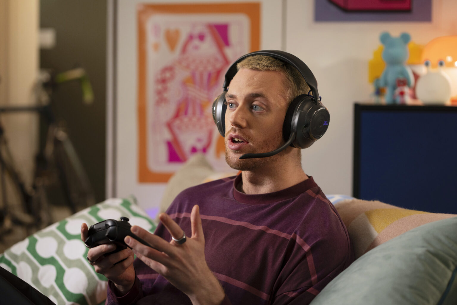 Spieler mit JBL Quantum 520X und Xbox-Controller