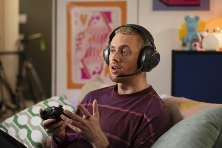Spieler mit JBL Quantum 520X und Xbox-Controller