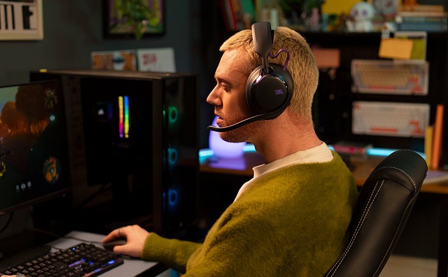 JBL Quantum 850 mit Mikrofon beim Spielen am PC