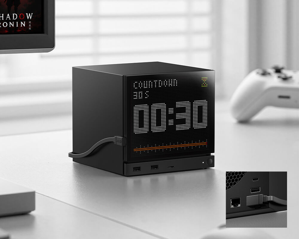 Steam Machine mit Countdown auf der Pixel-Matrix-Blende und Detailansicht des USB-Anschlusses