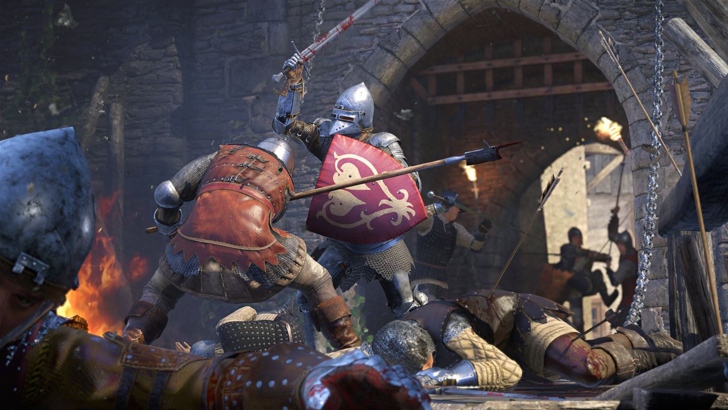 Gerüsteter Kämpfer mit Schild und erhobenem Schwert vor einem Tor in Kingdom Come: Deliverance.
