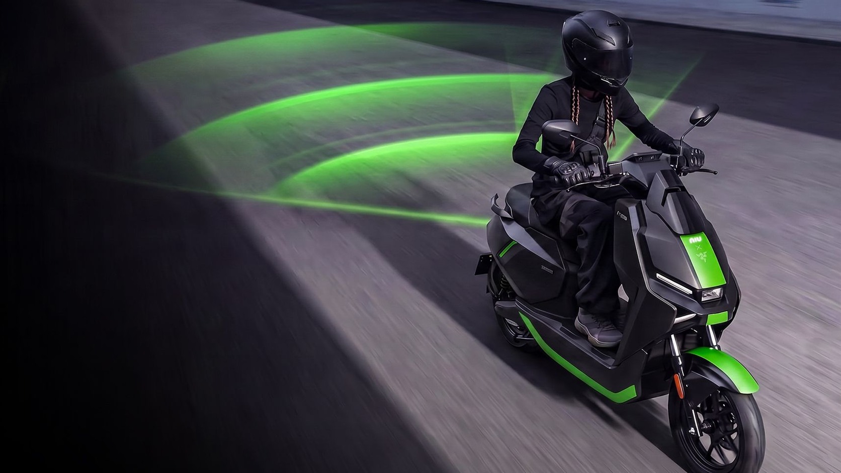 Fahrerin auf dem schwarz-grünen NIU FQiX der Razer Special Edition
