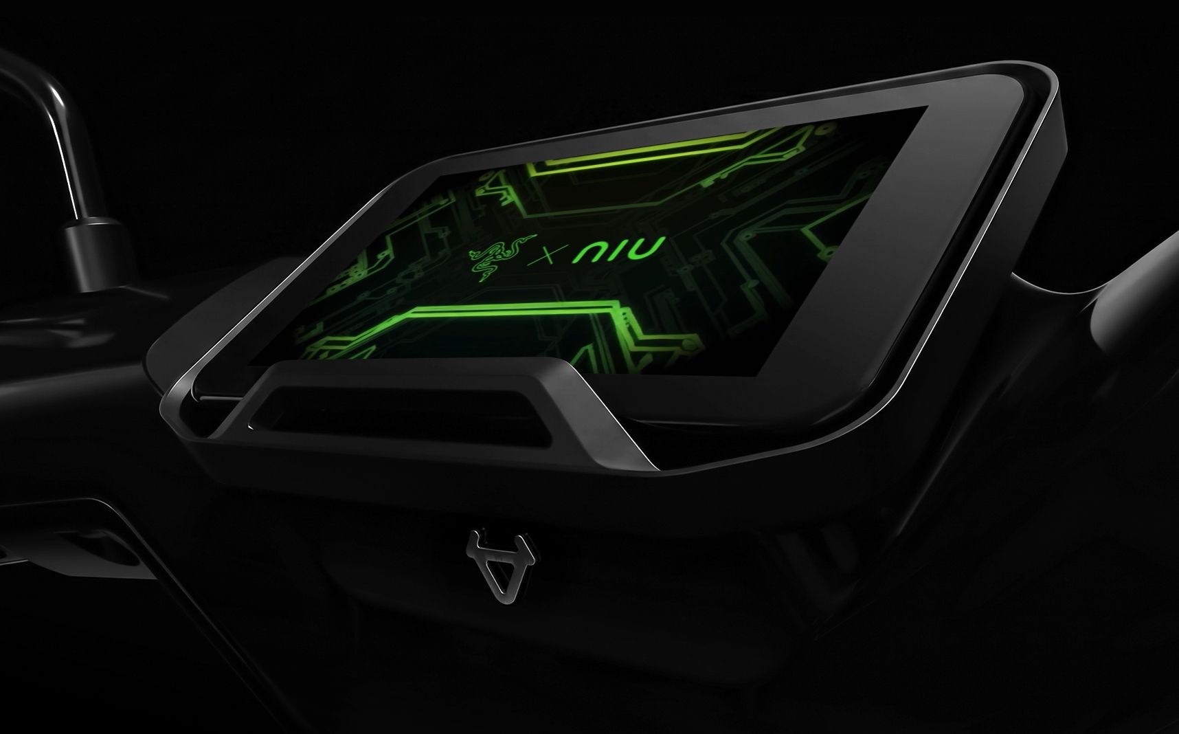 Fünf Zoll großes TFT-Display des NIU FQiX x Razer mit den Logos beider Marken