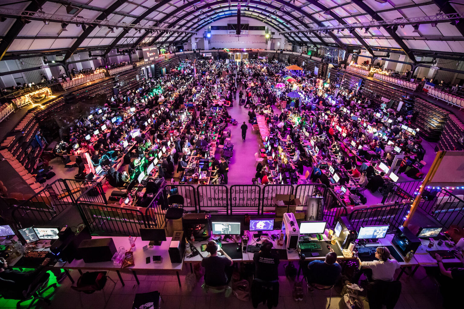 Hallenpanorama einer früheren NorthCon mit PC-Spielplätzen in den Holstenhallen - Bild: NorthCon e.V.