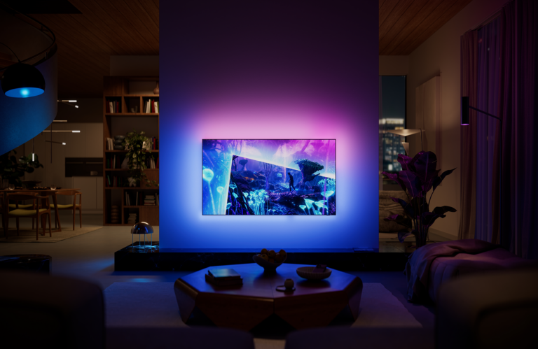 Philips OLED+951 vor einer blau-violett beleuchteten Wohnzimmerwand