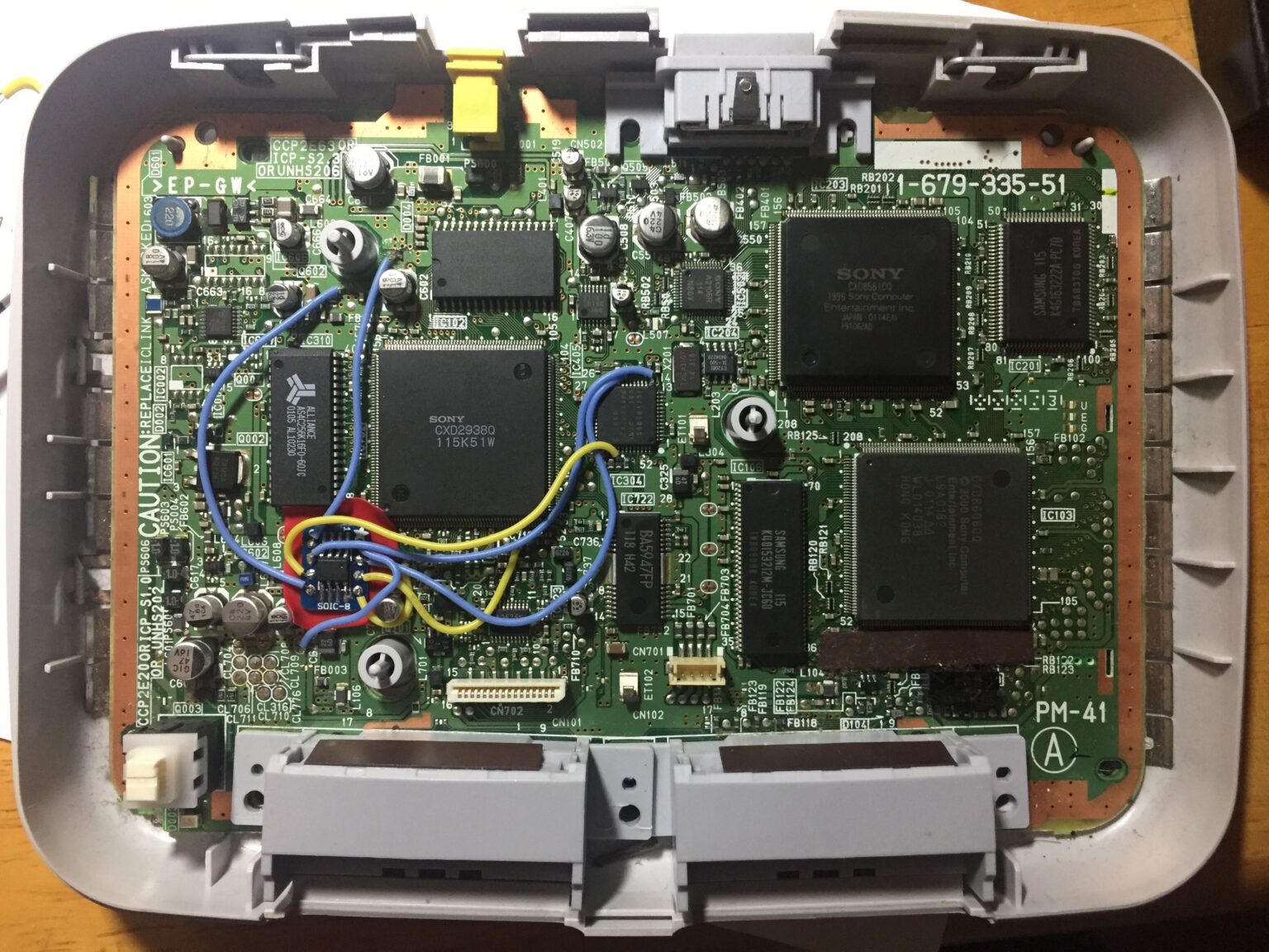 PlayStation 1 mit Hardware für ein Modchip-Projekt - Bild: Kevin Chung