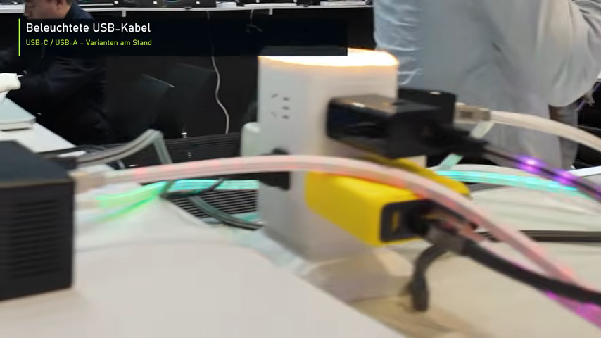 Beleuchtete USB-Kabel in der QINGSEA-Messedemonstration auf der IFA 2026 - Bild: huskynarr / XboxDev (Videostandbild)