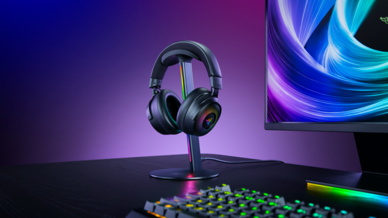 Razer Base Station V3 Chroma mit aufgesetztem Gaming-Headset
