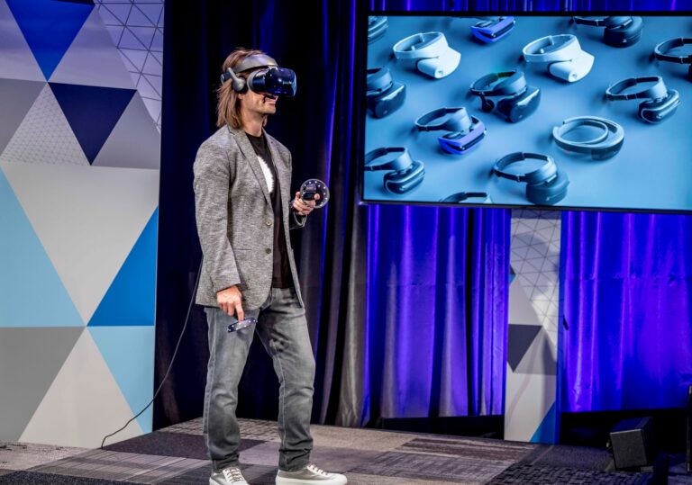 Microsoft zeigt das Samsung HMD Odyssey mit Bewegungscontrollern