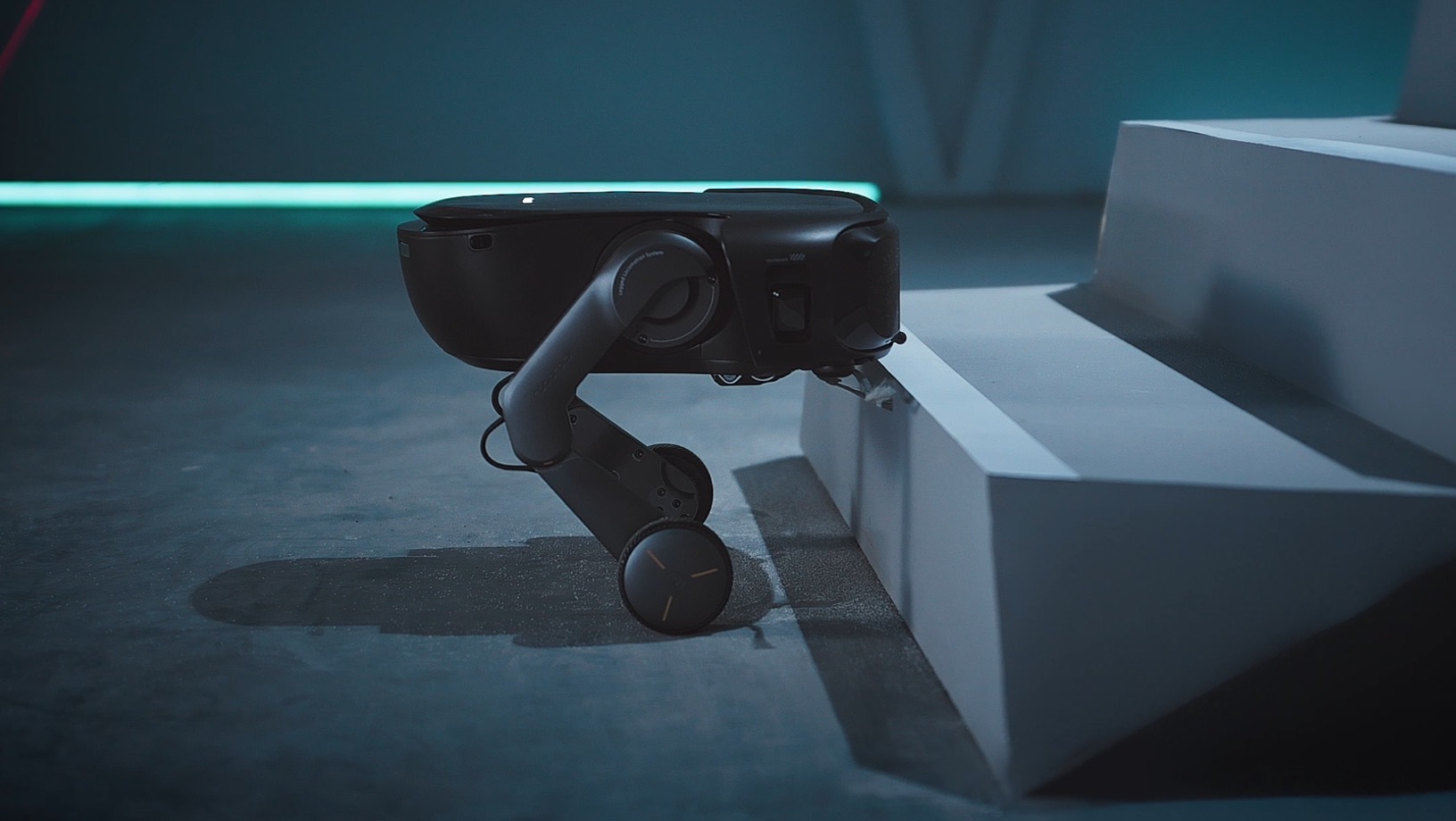 Roborock Saros Rover fährt mit seinen ausfahrbaren Radbeinen eine Treppe hinauf