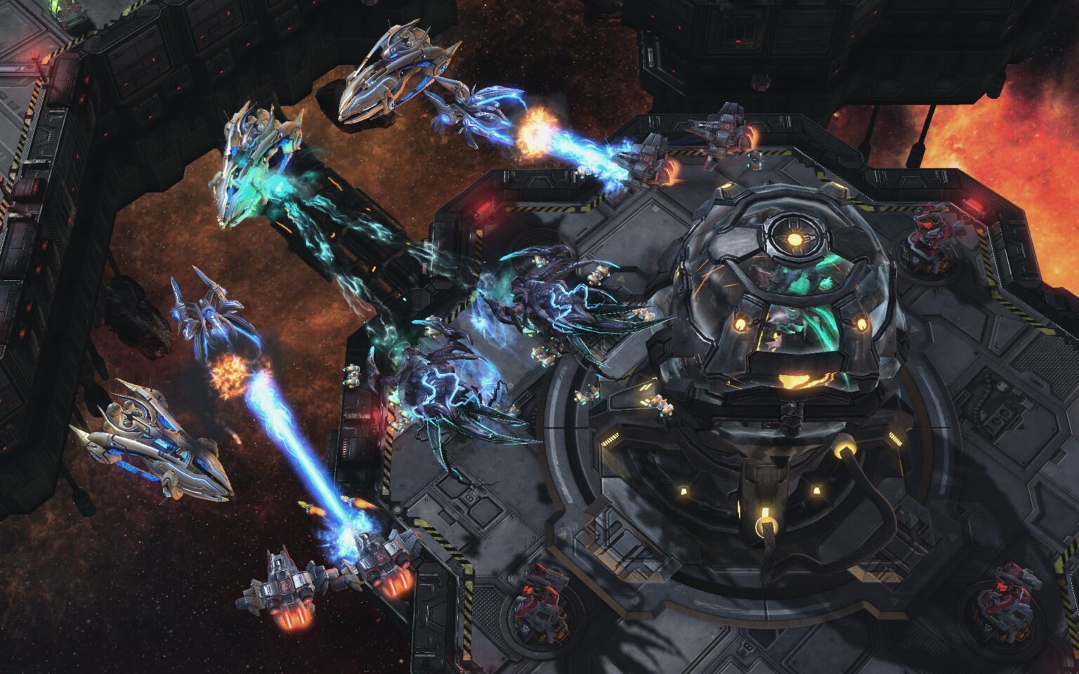 Protoss- und terranische Flugeinheiten kämpfen über einer Weltraumplattform in StarCraft II