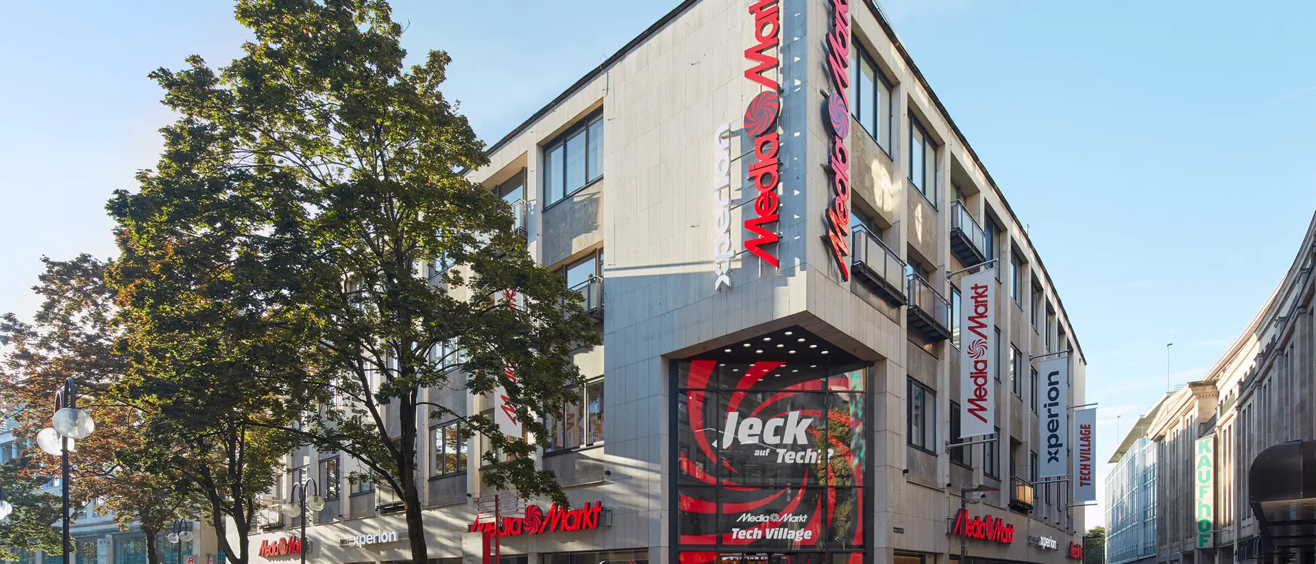 Fassade des MediaMarkt Tech Village Köln mit Xperion-Schriftzug
