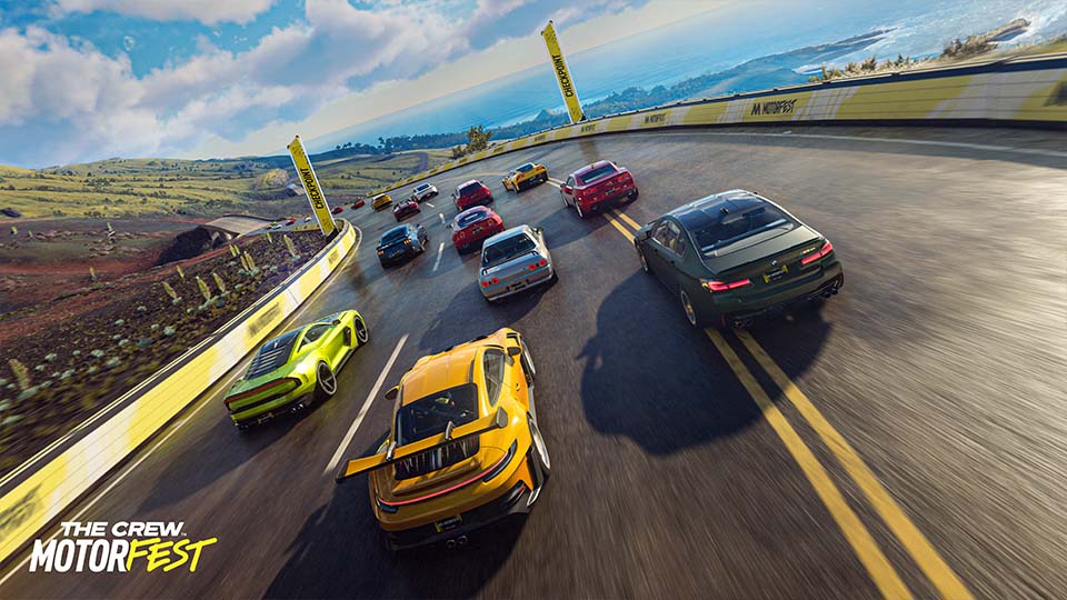 Ein Feld von Sportwagen fährt in The Crew Motorfest durch eine Kurve an der Küste