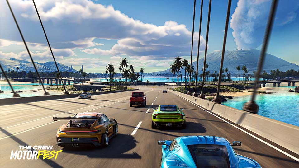 Sportwagen fahren über eine Brücke in Richtung der Insel Maui in The Crew Motorfest