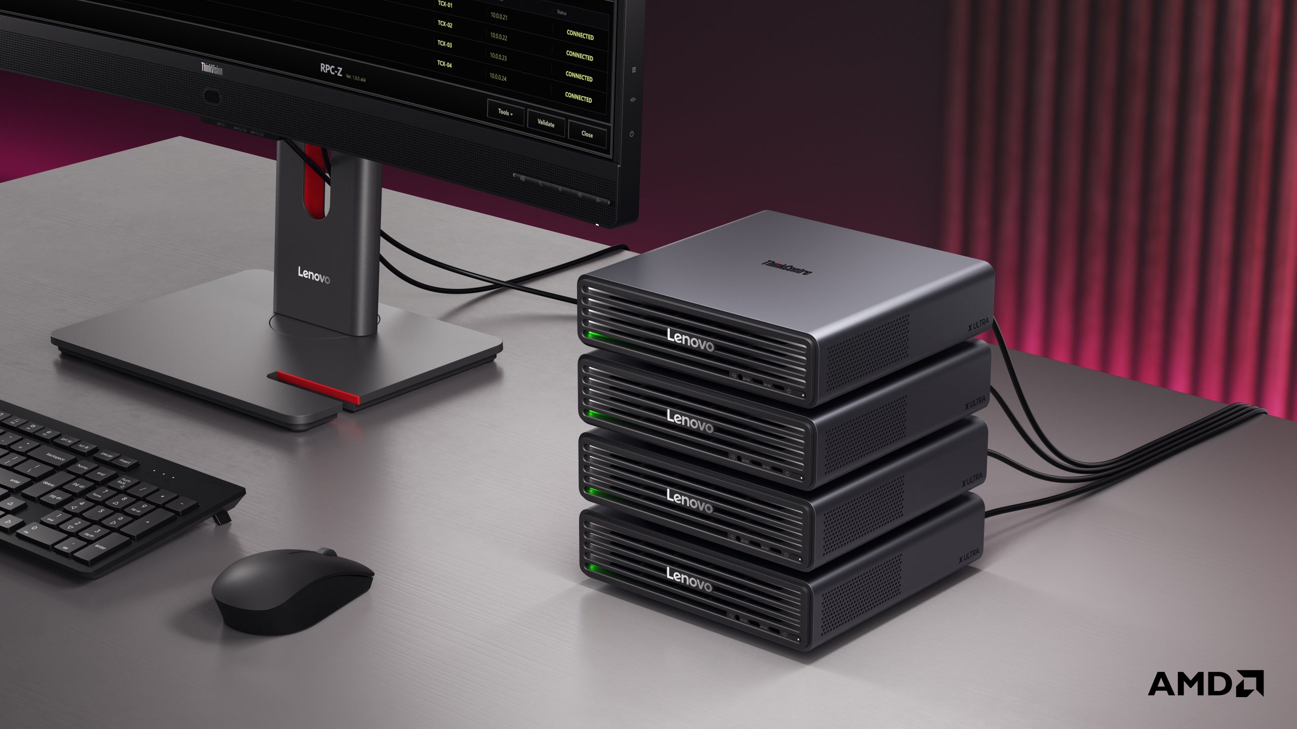 Vier übereinandergestellte ThinkCentre-X-Ultra-PCs neben einem Monitor