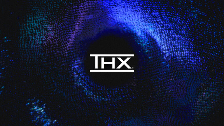 THX-Logo auf einer abstrakten blauen Markengrafik - Bild: THX