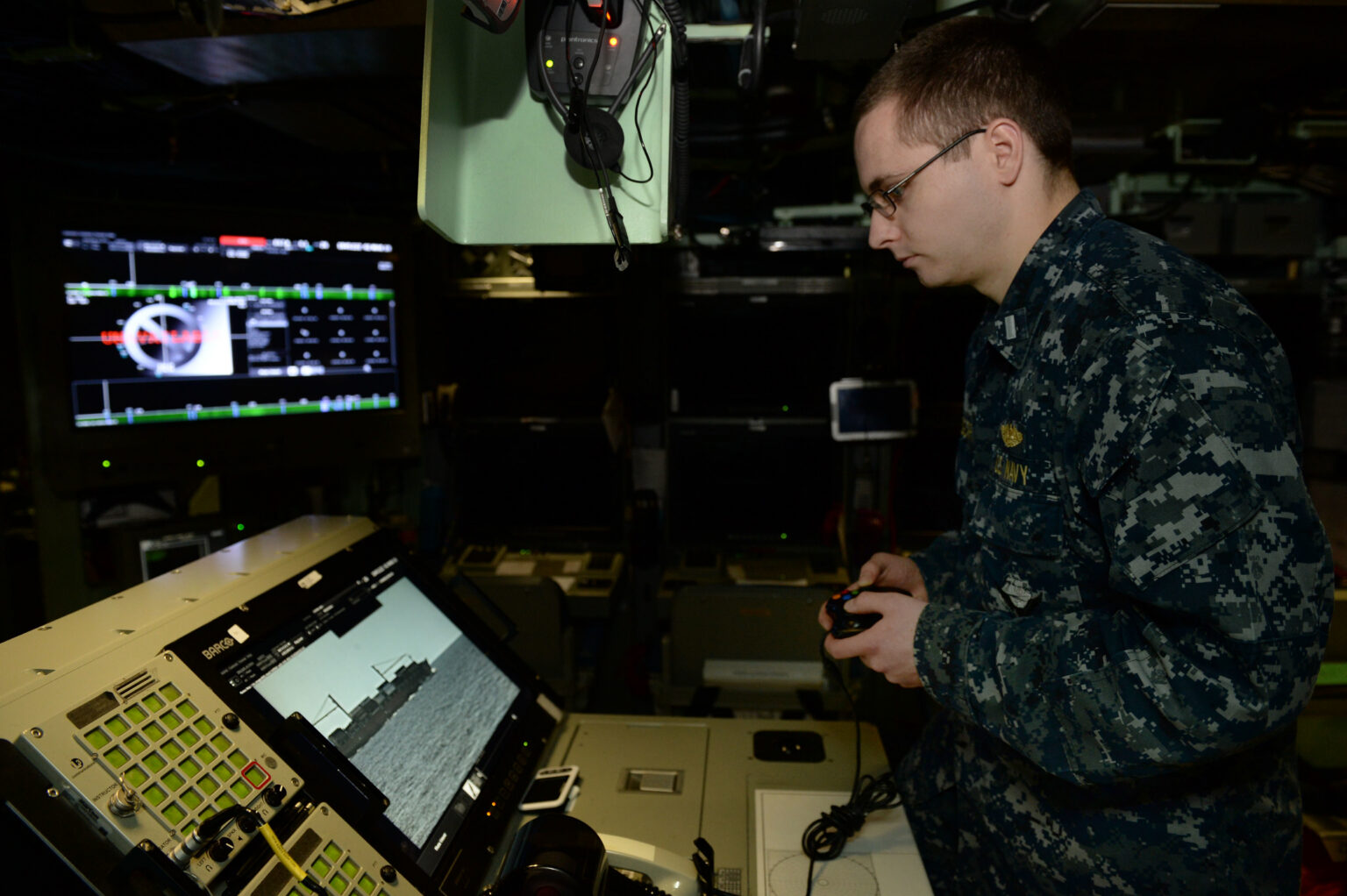 US-Marine bedient den Photonics Mast mit einem Xbox-Controller