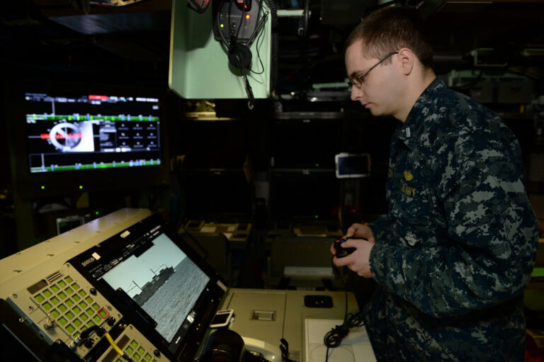 US-Marine bedient den Photonics Mast mit einem Xbox-Controller