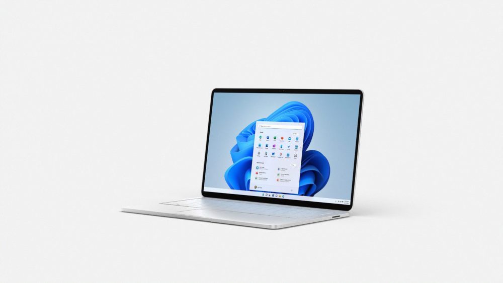 Offizielles Microsoft-Pressemotiv eines Notebooks mit Windows 11