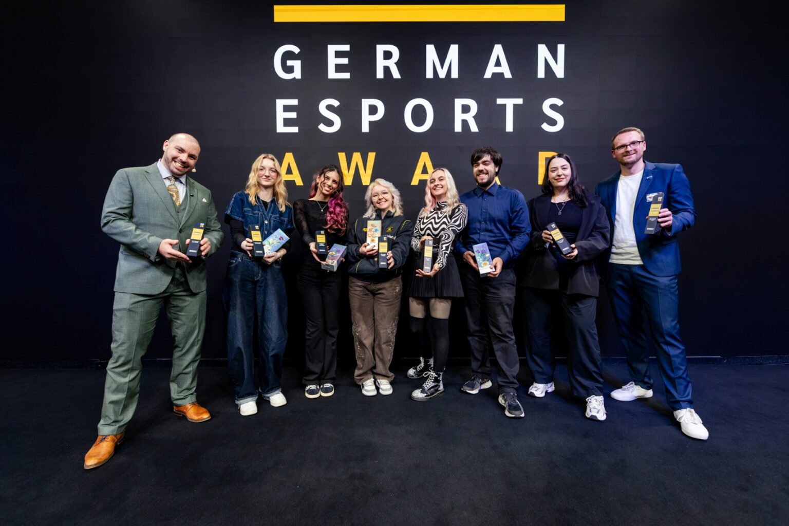 Gruppenfoto der Preisträger des ersten GERMAN ESPORTS AWARD beim GERMAN ESPORTS SUMMIT 2026 in Köln - Bild: Viola Schuldner/ESBD