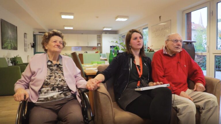 Gemeinsames Spielen mit Adaptive Controller im Altenzentrum St. Maternus - Bild: Xbox Wire DACH
