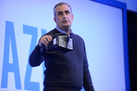 Brian Krzanich zeigt Project Alloy bei Intels Präsentation am 4. Januar 2017 in Las Vegas, keine eigene Testaufnahme - Bild: Walden Kirsch / Intel Corporation