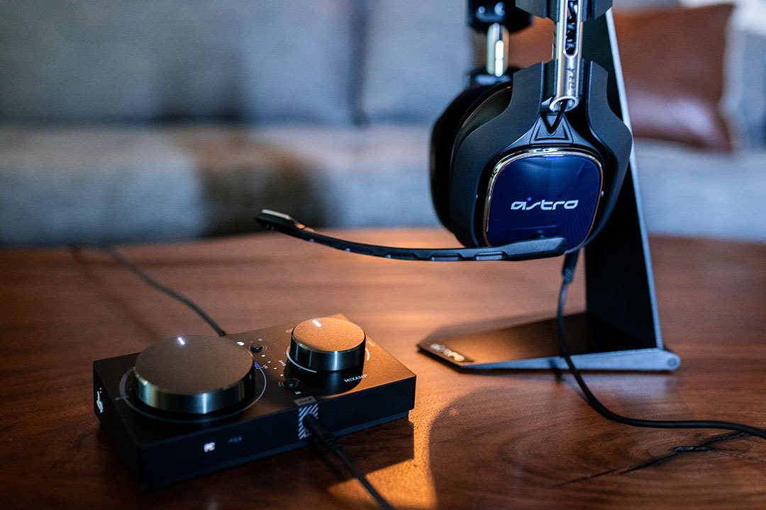 Offizielles ASTRO-Pressebild von A40 TR und MixAmp Pro TR in der PS4-Ausführung - Bild: ASTRO Gaming / Logitech