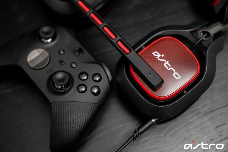 ASTRO-Headset mit roter Ohrmuschel neben einem Xbox-Controller - Bild: ASTRO Gaming