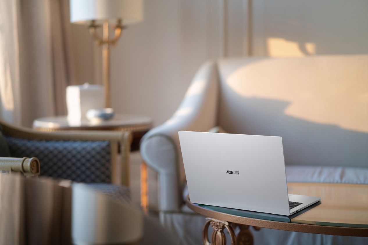 ASUS ExpertBook A7 in Lunar Silver auf einem Tisch - Bild: ASUS